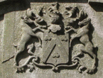 Armoiries de la famille de Biseau au cimetière proche de de la collégiale Saint Ursmer